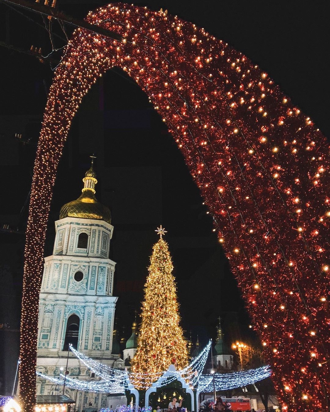 Новогодняя иллюминация всегда выглядит очаровательно. Фото - @evelinapopova Новогодняя иллюминация всегда выглядит очаровательно. Фото - @evelinapopova