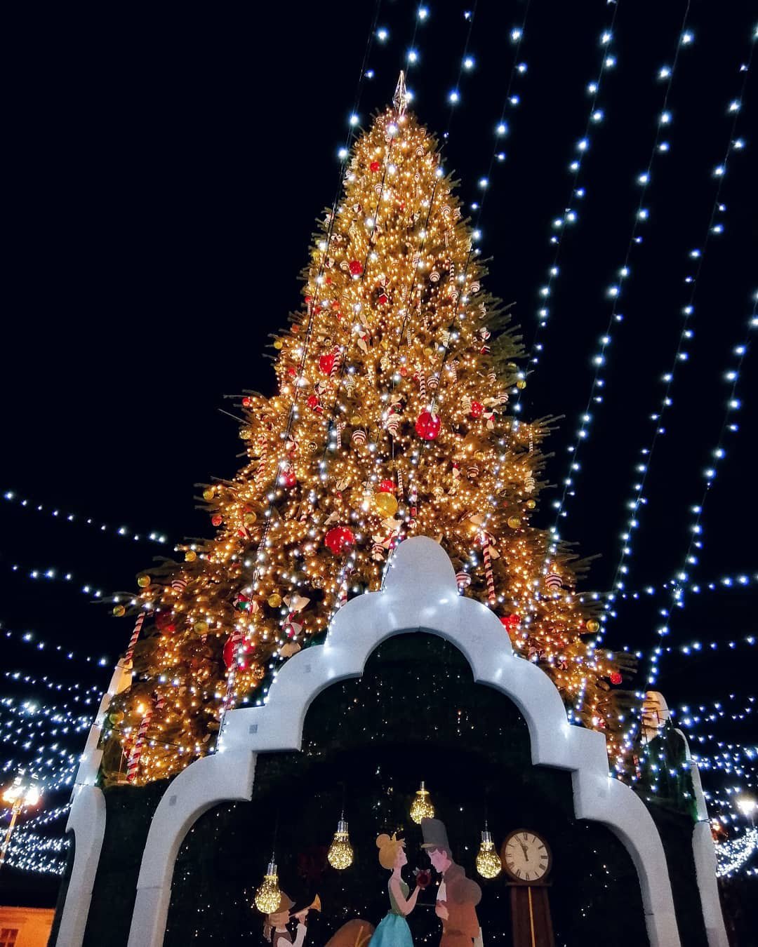 Все-таки в последнюю неделю главной локацией стала именно елка на Софийской площади. Фото - @viktoria_v111 Все-таки в последнюю неделю главной локацией стала именно елка на Софийской площади. Фото - @viktoria_v111