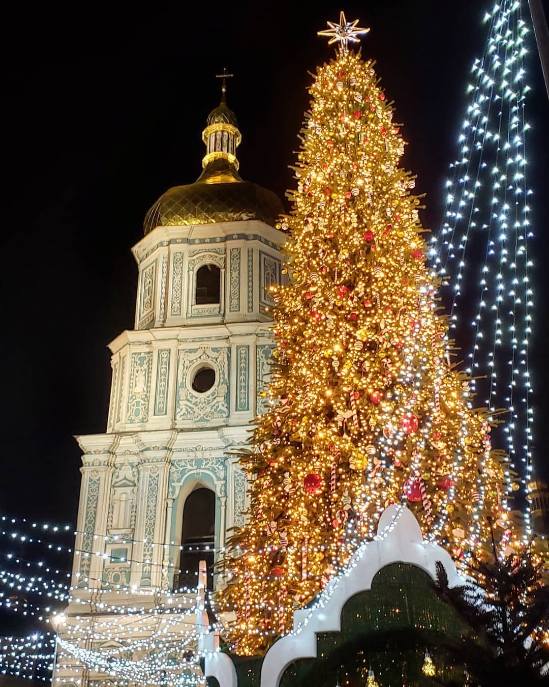 Яркие огни и масса активностей - пока нет снега, именно такие активности дарят больше всего того самого новогоднего настроения. Фото - @vadimp16 Яркие огни и масса активностей - пока нет снега, именно такие активности дарят больше всего того самого новогоднего настроения. Фото - @vadimp16