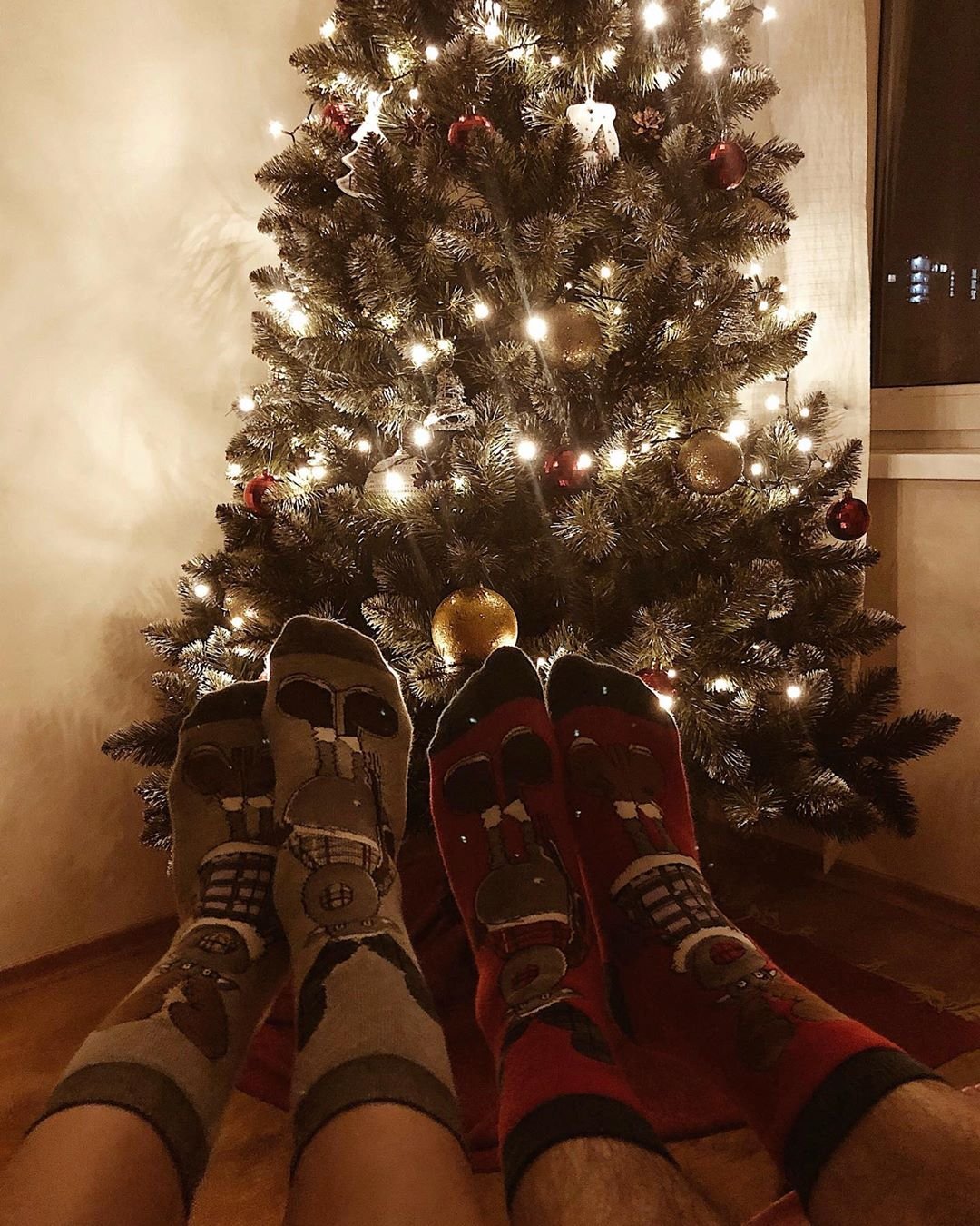 Впрочем, не уличной иллюминацией единой. @kates_atmosphere показала, что и домашняя елочка может быть сказочной и уютной Впрочем, не уличной иллюминацией единой. @kates_atmosphere показала, что и домашняя елочка может быть сказочной и уютной