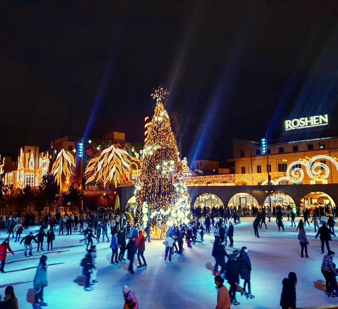 В этом году в столице появилась еще одна локация с праздничным духом. И по фото от @zvitlo видно - выглядит она чарующе В этом году в столице появилась еще одна локация с праздничным духом. И по фото от @zvitlo видно - выглядит она чарующе