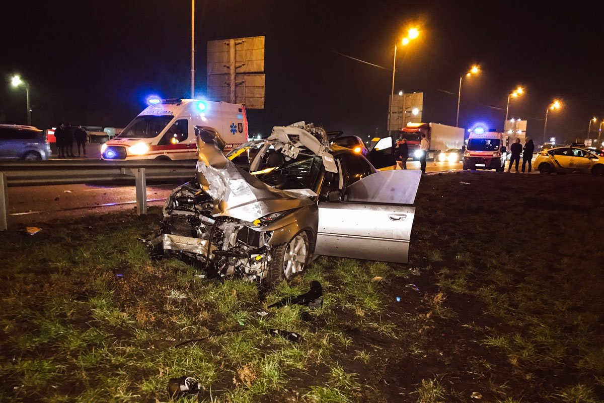 Столкнулись автомобили Skoda Fabia службы такси Bolt и Subaru Legacy Столкнулись автомобили Skoda Fabia службы такси Bolt и Subaru Legacy