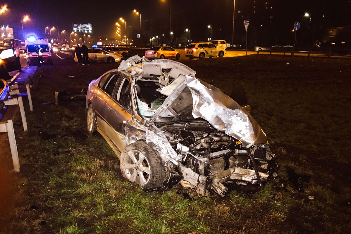 От удара Subaru сорвало крышу От удара Subaru сорвало крышу