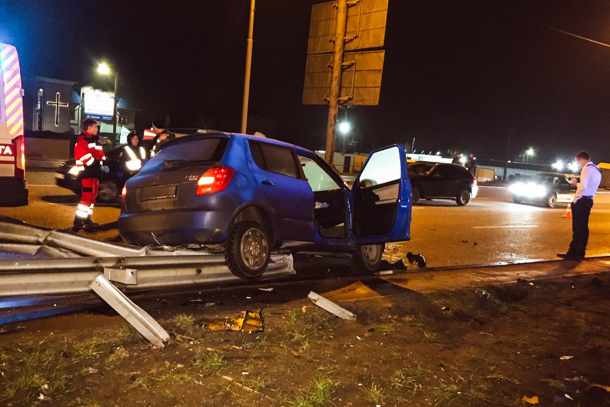 Skoda повисла на отбойнике Skoda повисла на отбойнике