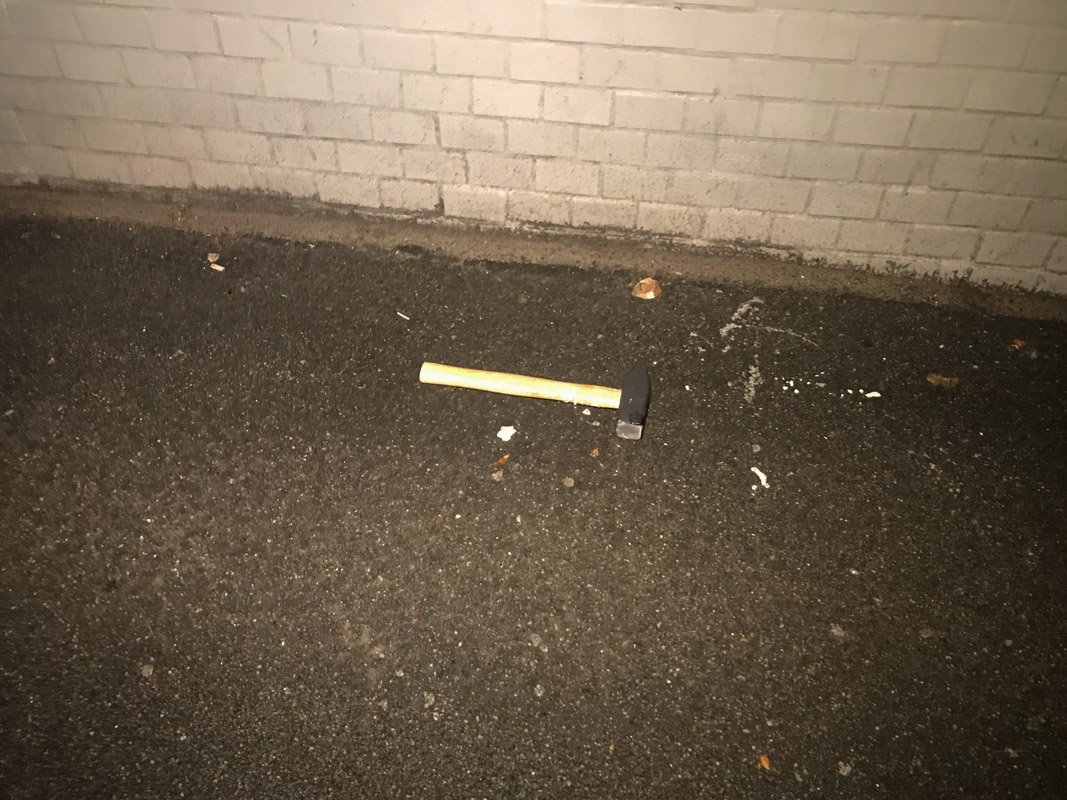 Задержанные работали по стандартной схеме : разбивали стекло и бросали горючую смесь во внутрь