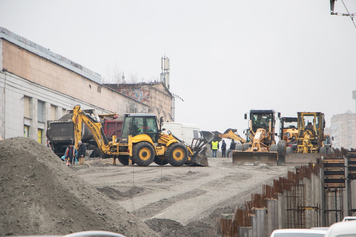 Жители Киева с большим нетерпением ждут, когда же строительство Шулявского моста полностью завершат
