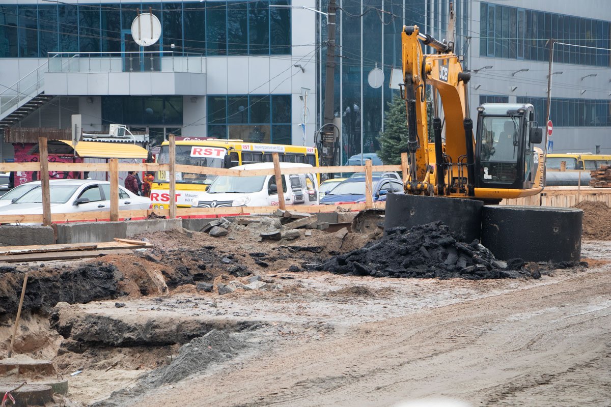 22 декабря рабочие существенно засуетились и начали укладывать асфальтное покрытие