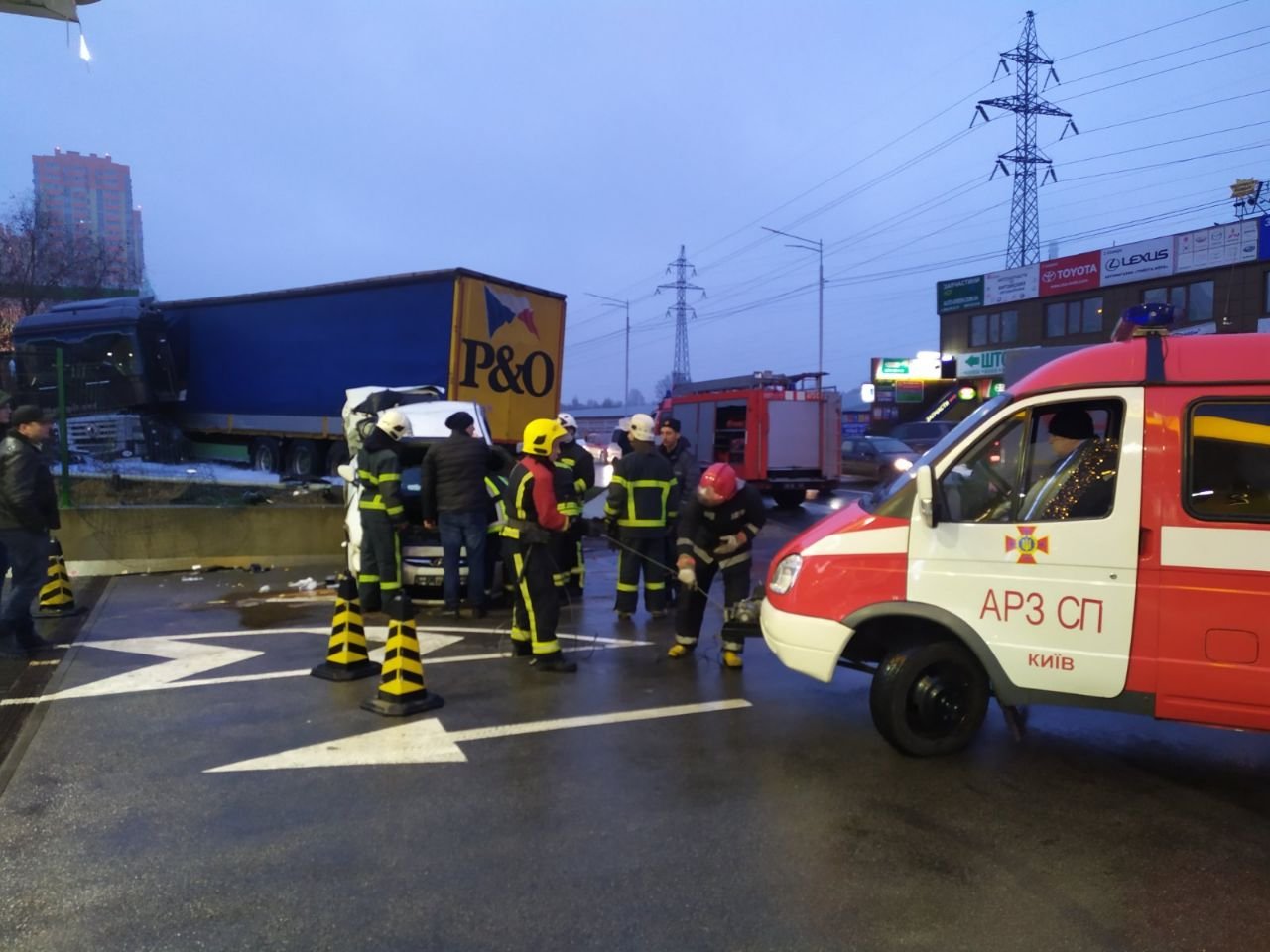 В Киеве фура влетела на заправку и перевернула Hyundai В Киеве фура влетела на заправку и перевернула Hyundai