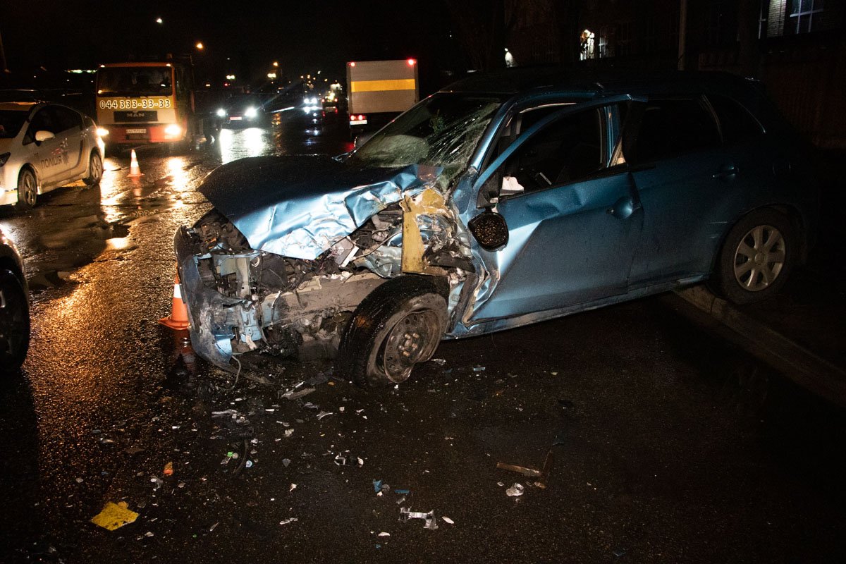 Автомобиль Mitsubishi ASX врезался в Toyota, Renault и протаранил «Богдан»