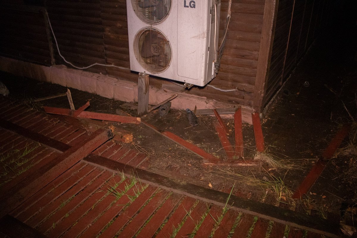 Водитель и девушка-пассажир Hyundai вылетели из салона