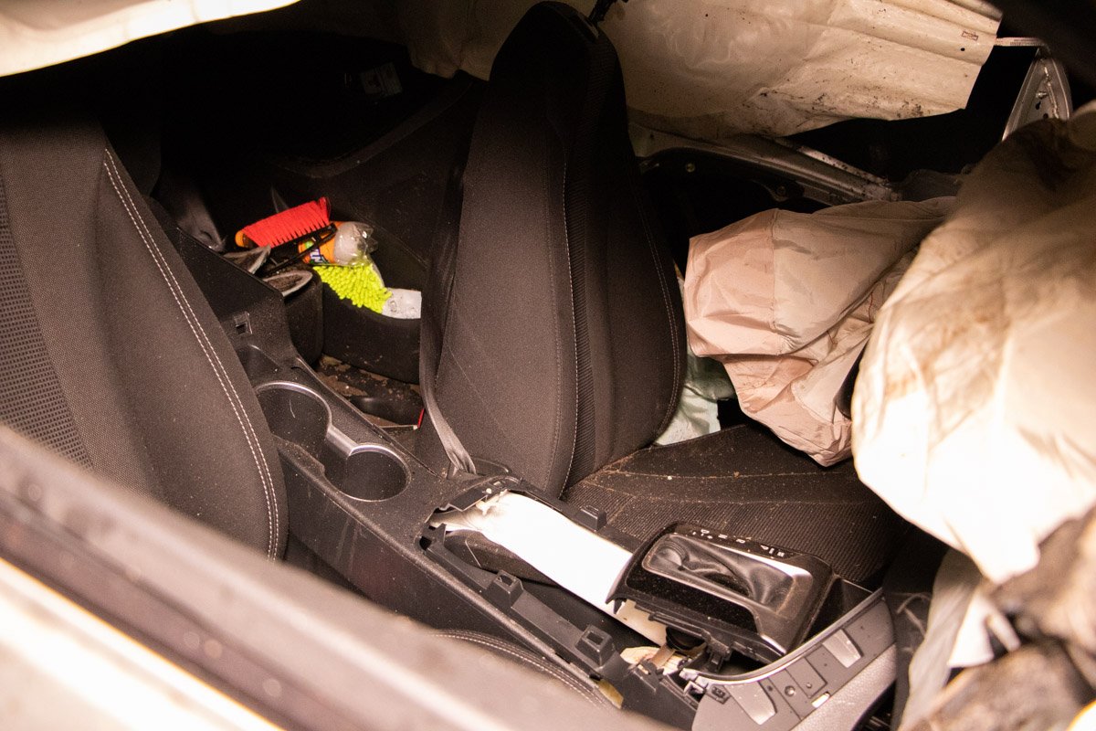 Ремни безопасности были застегнуты за сидением