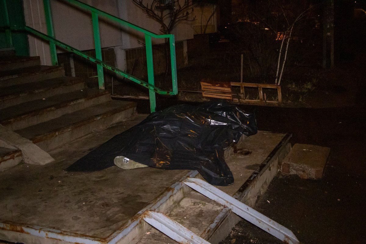 В Киеве на Троещине мужчина выпал с балкона высотки