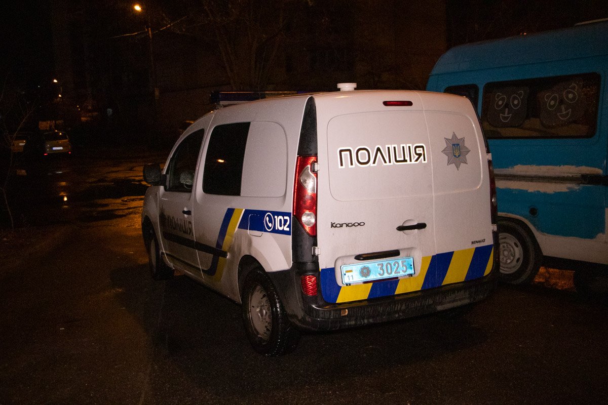 У мужчины была перебинтована рука от кисти до локтя из-за порезов