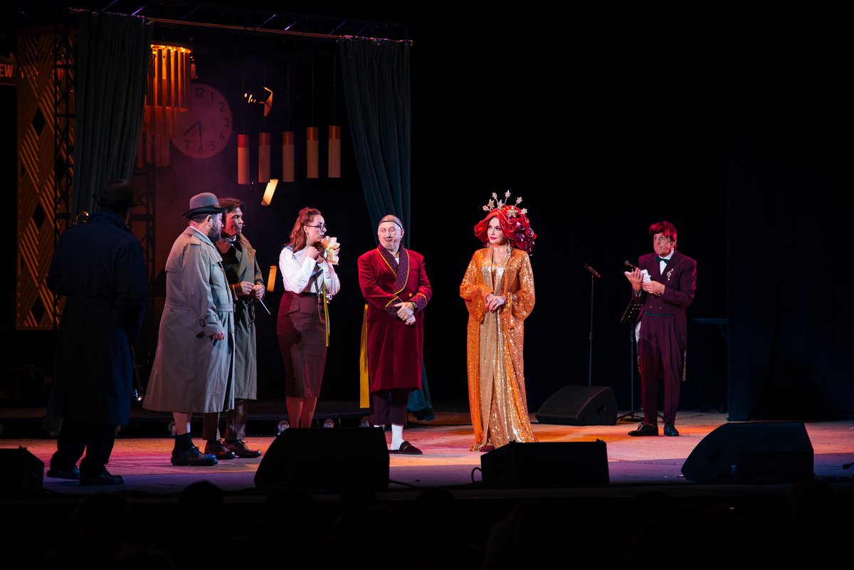 Если обычный театр начинается с вешалки, то Театр Александра Меламуда встречает зрителей веселыми трубадурами Если обычный театр начинается с вешалки, то Театр Александра Меламуда встречает зрителей веселыми трубадурами