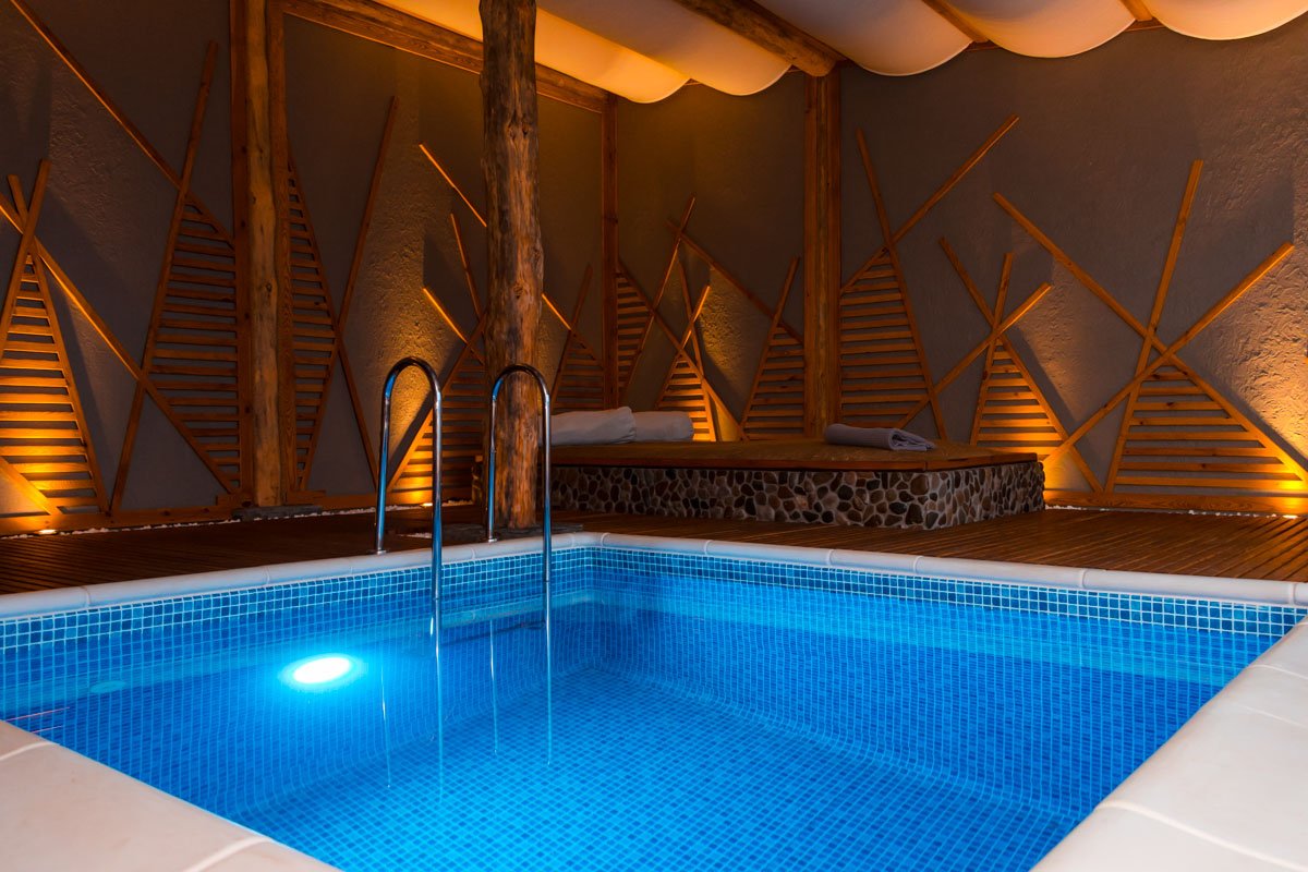 Домики сделаны из дерева, есть душевые, где вы можете освежиться с помощью ведра-водопада, сенные комнаты, где после всех процедур можно на мгновение забыться в сладком сне