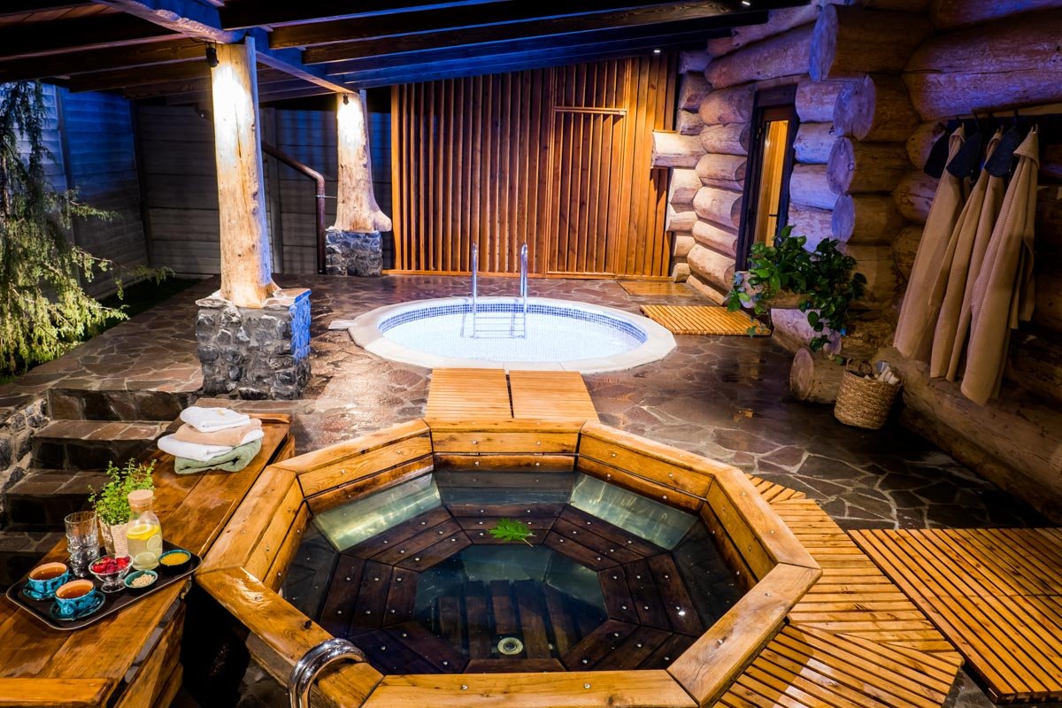 Чан здесь находится на территории отдельного домика и процедуры тоже рассчитаны непосредственно для тех, кто вместо бани выбрал отдых в купели