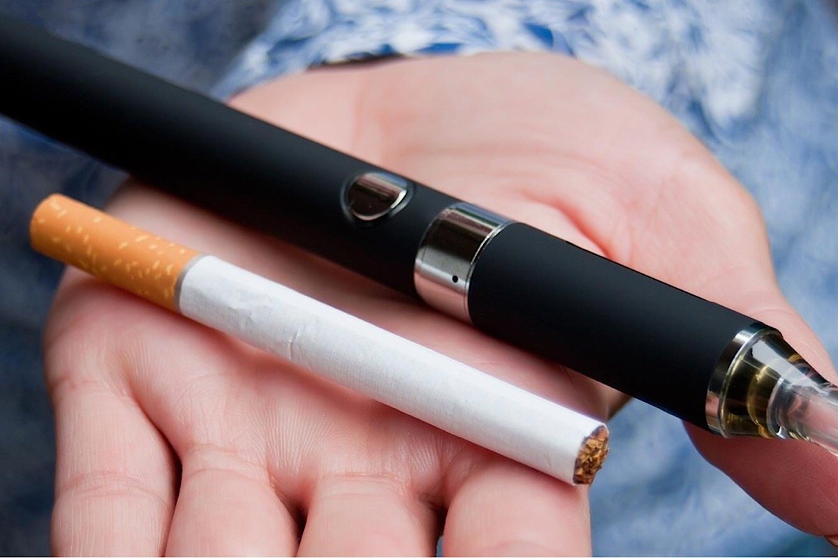 Кабмин хочет приравнять электронные сигареты к обычным