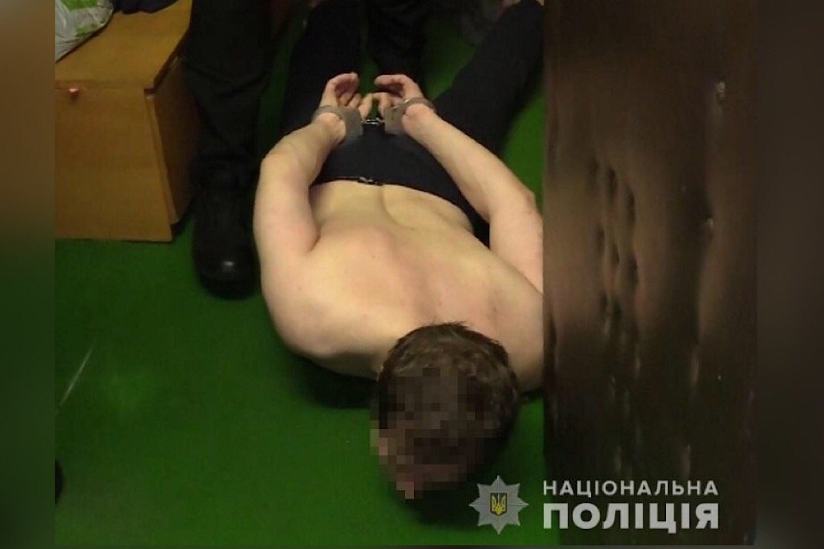 Злоумышленник несколько раз выстрелил в мужчину, после чего сбежал Злоумышленник несколько раз выстрелил в мужчину, после чего сбежал