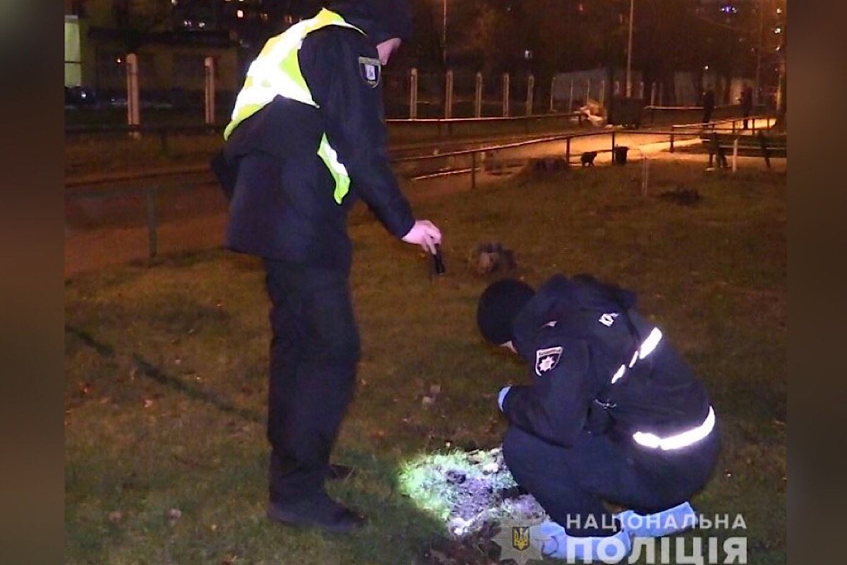 Нападавший дождался мужчину пару раз выстрелил ему в грудь и сбежал Нападавший дождался мужчину пару раз выстрелил ему в грудь и сбежал