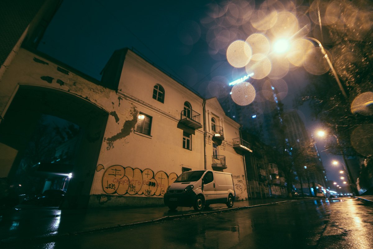 Самое старое здание улицы - общежитие Киевского Электровагоноремонтного завода Самое старое здание улицы - общежитие Киевского Электровагоноремонтного завода