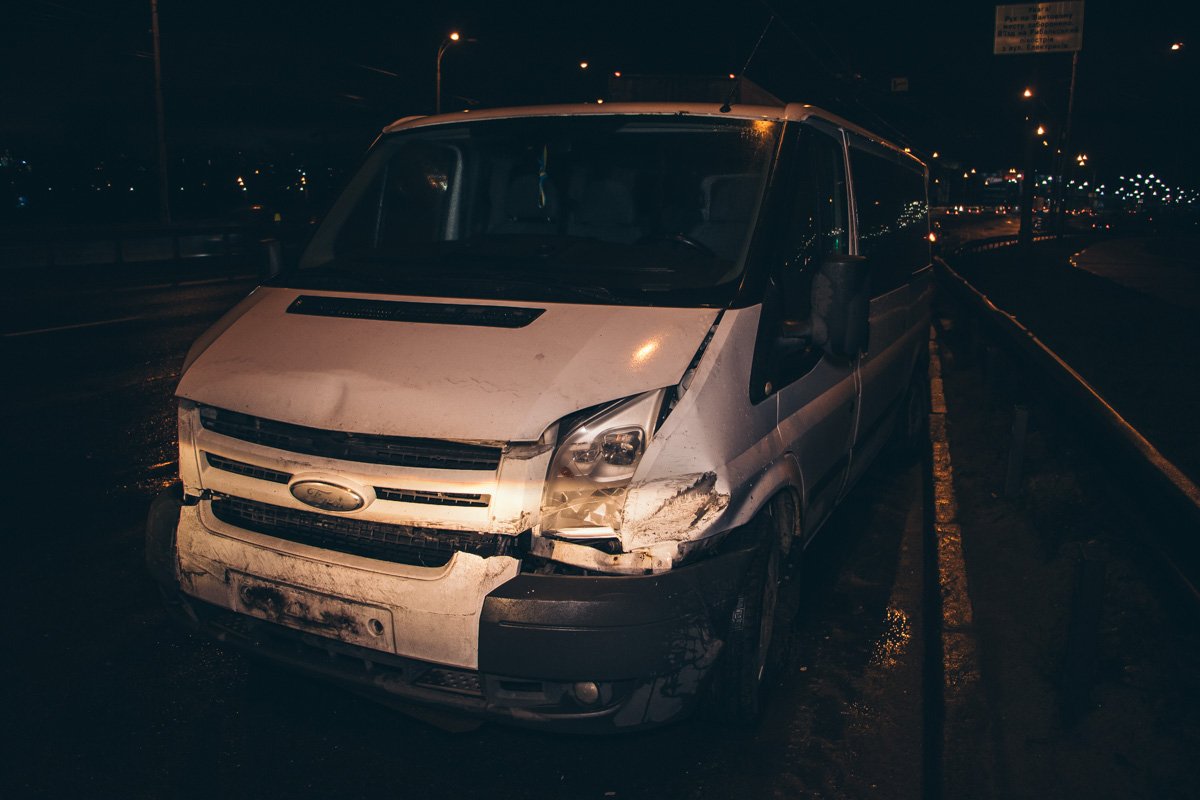 В Киеве на Северном мосту оторвавшаяся часть деформационного шва стала причиной ДТП В Киеве на Северном мосту оторвавшаяся часть деформационного шва стала причиной ДТП