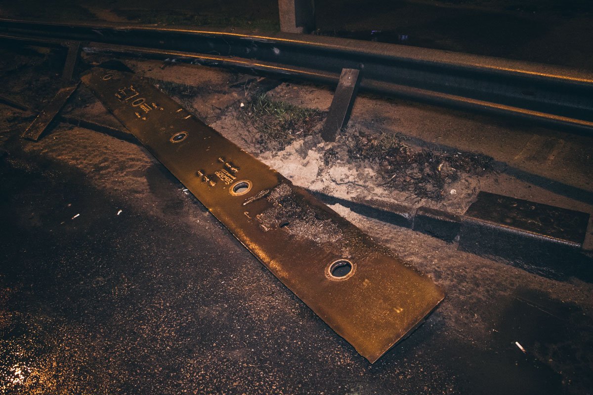 Этот стальной брус влетел в лобовую часть Ford Transit Этот стальной брус влетел в лобовую часть Ford Transit