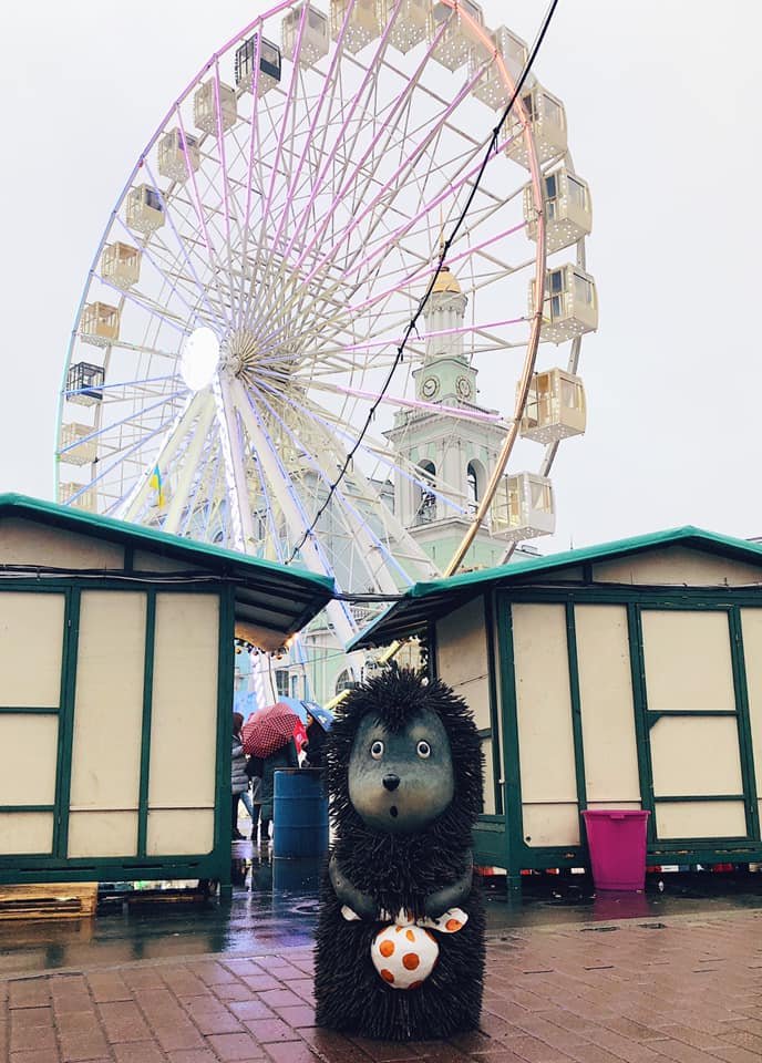 Ежик в отпуске побывал на Контрактовой площади Ежик в отпуске побывал на Контрактовой площади