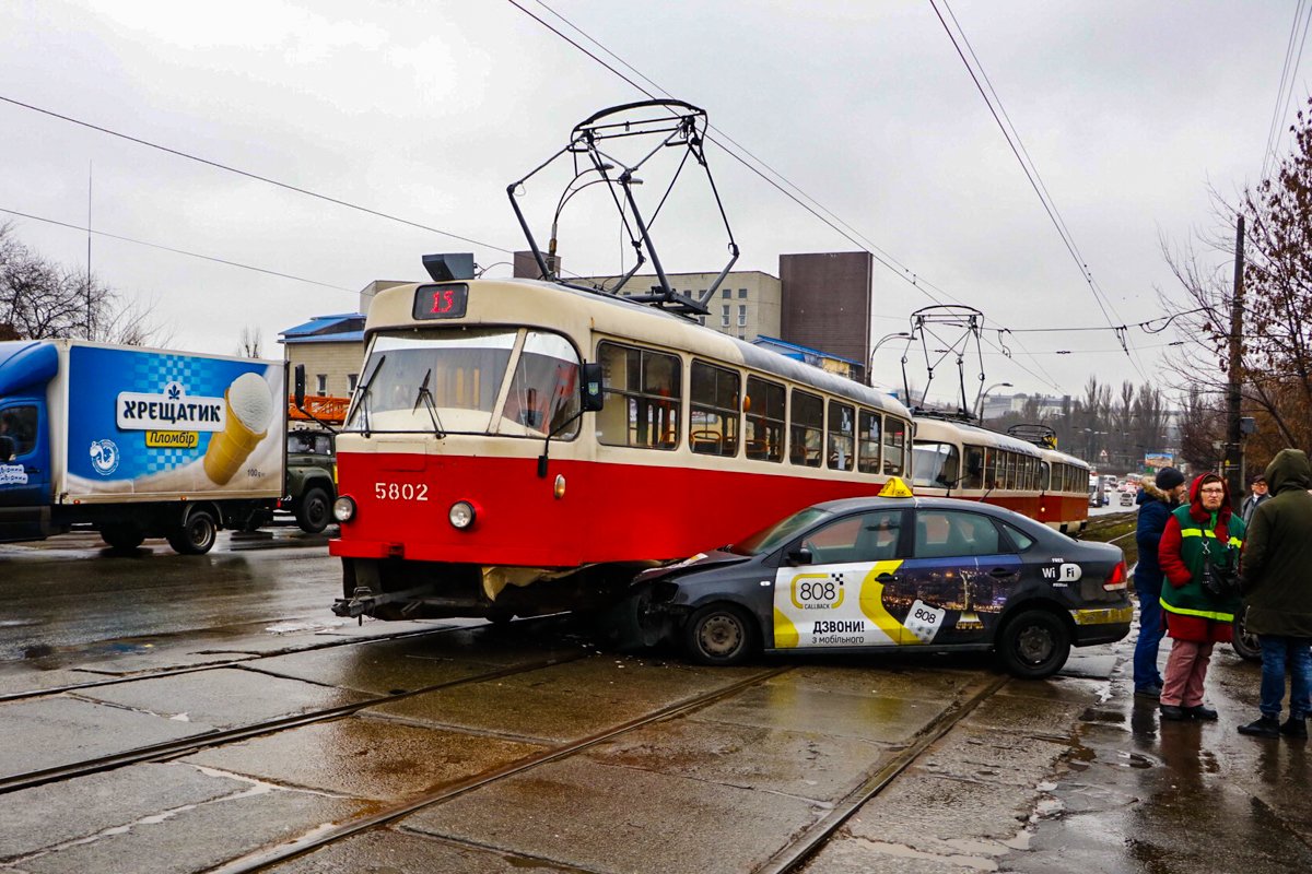 Volkswagen службы такси не заметил трамвай и протаранил вагон Volkswagen службы такси не заметил трамвай и протаранил вагон