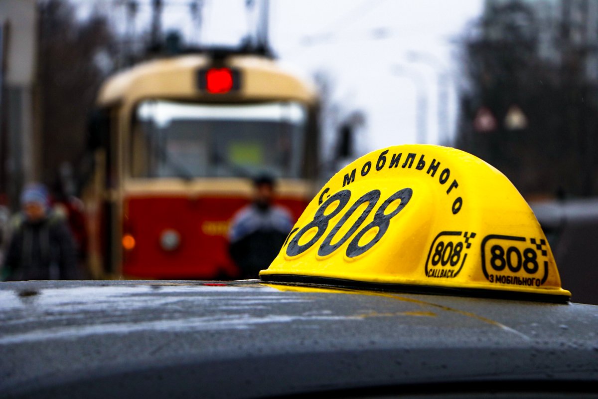 В такси был водитель и пассажир, вагон также был заполнен людьми В такси был водитель и пассажир, вагон также был заполнен людьми