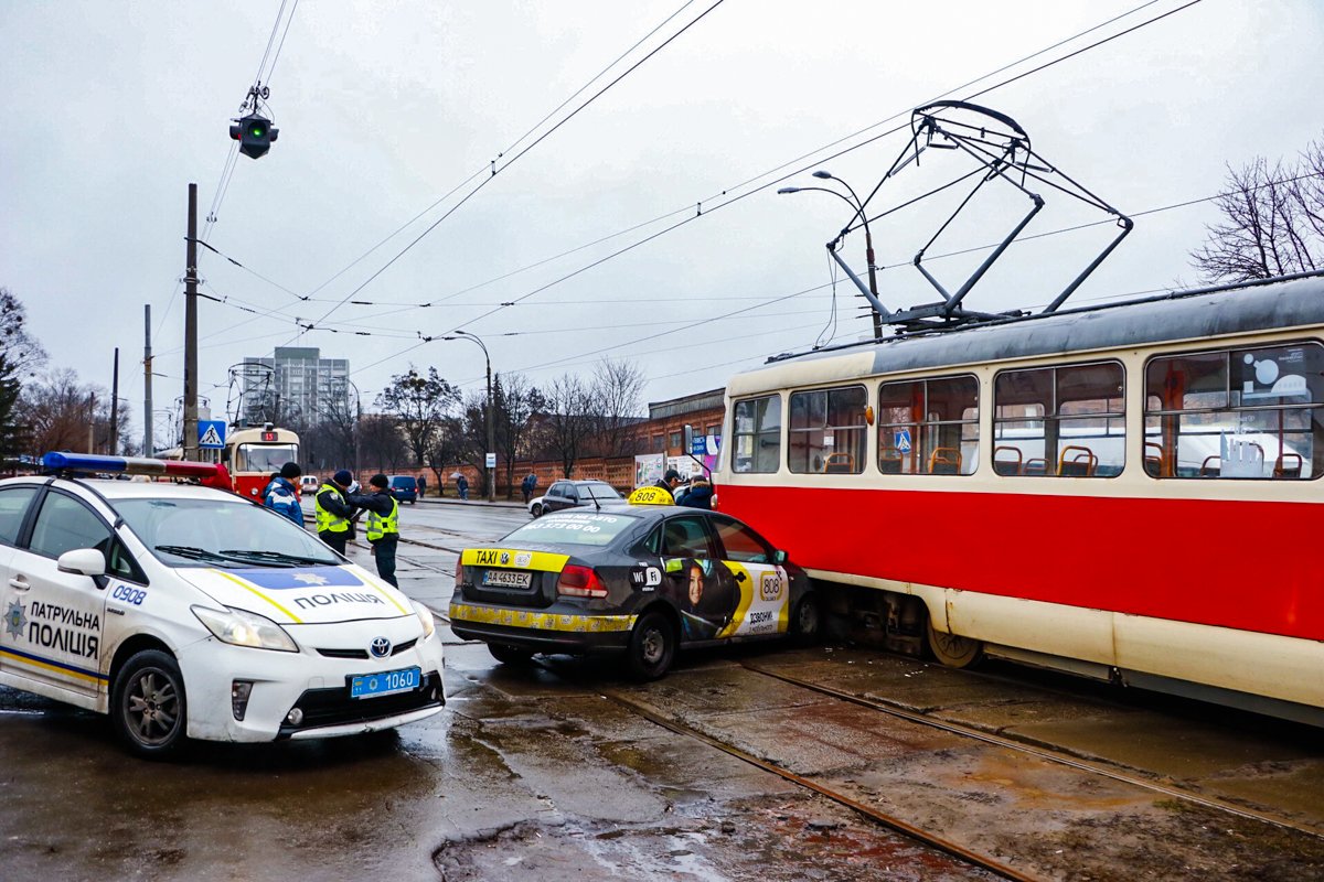 На месте ДТП есть светофор, который регулирует движение трамваев На месте ДТП есть светофор, который регулирует движение трамваев