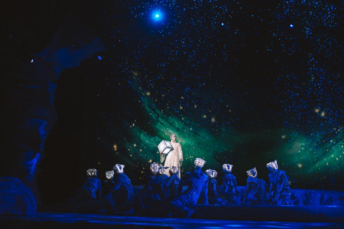 Рассказчик, Мороз и Старший брат вводят зрителей в историю при помощи песен, которые исполняют вживую