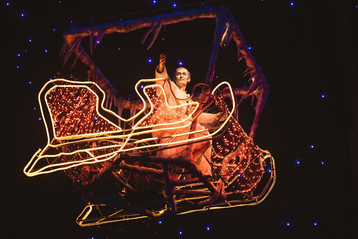 Действие шоу также происходит над зрителями