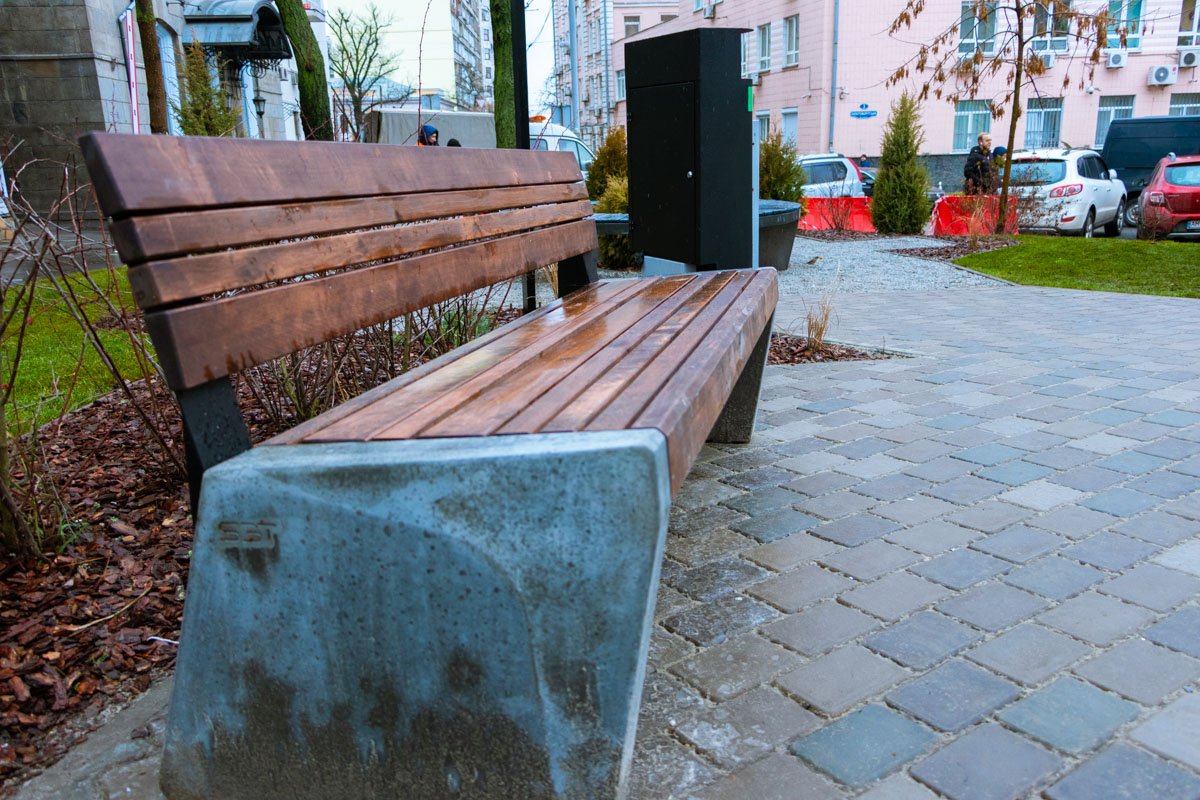 Здесь можно взять пакетик для уборки за своей собакой 