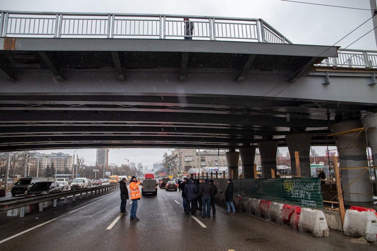 Виталий Кличко вместе со строителями стояли прямо под мостом, когда на путепровод заехали восемь грузовиков