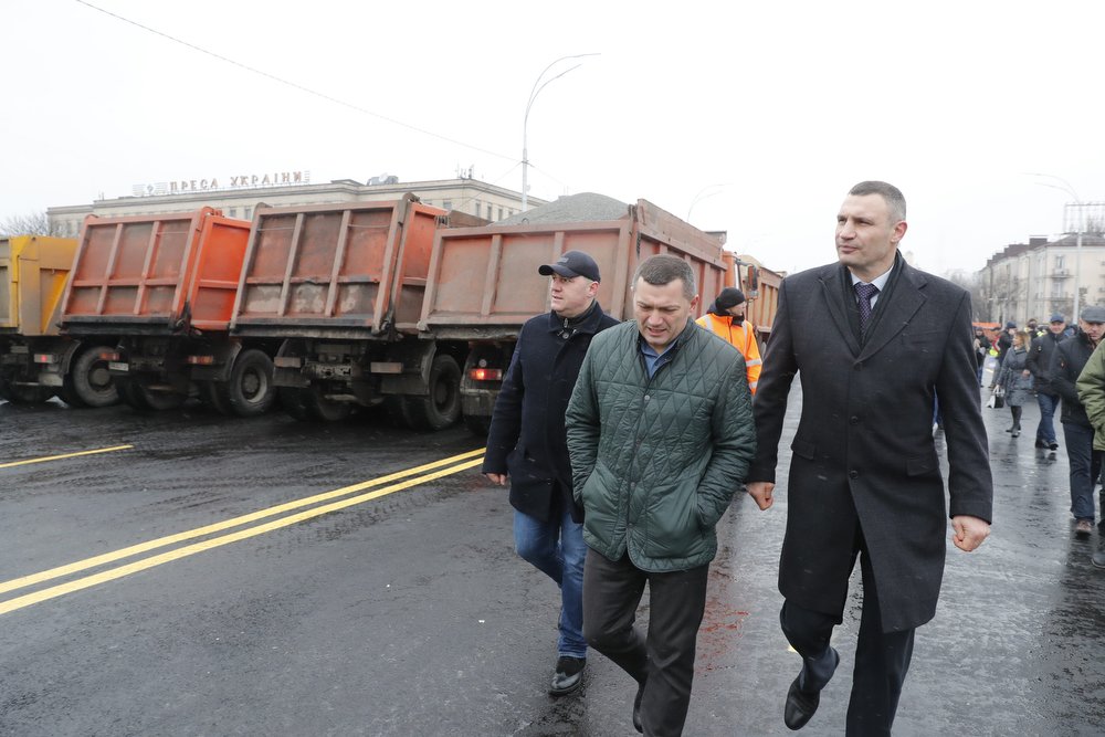 Вес каждого МАЗа составил 30 тонн, то есть мост находился под весом 240 тонн