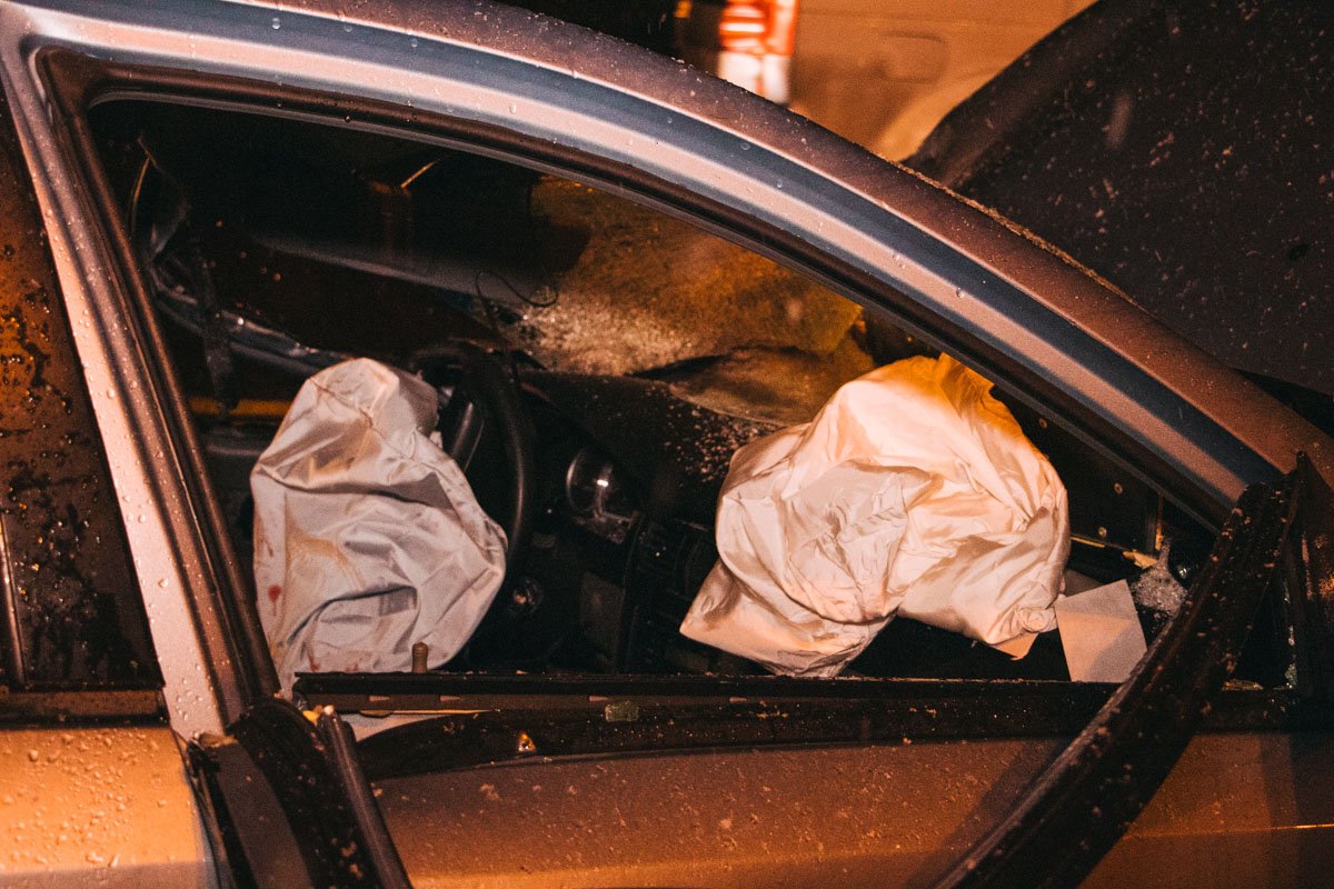 В пятницу, 27 декабря, в Киеве на мосту Патона произошла серьезная авария В пятницу, 27 декабря, в Киеве на мосту Патона произошла серьезная авария