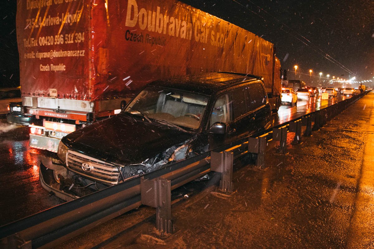 Автомобиль Toyota Land Cruiser ехал в сторону правого берега и вылетел на встречку Автомобиль Toyota Land Cruiser ехал в сторону правого берега и вылетел на встречку