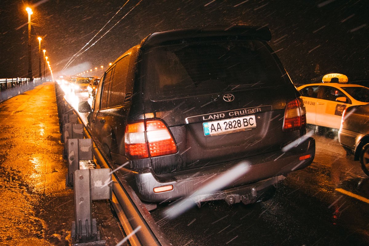 Там он столкнулся с Daewoo Gentra и врезался в отбойник Там он столкнулся с Daewoo Gentra и врезался в отбойник
