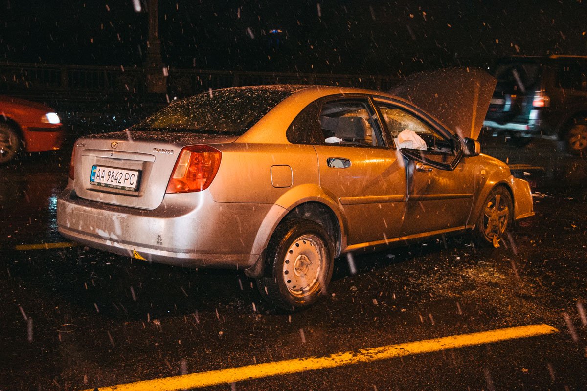 По предварительной информации, госпитализировали троих людей из салона Daewoo По предварительной информации, госпитализировали троих людей из салона Daewoo