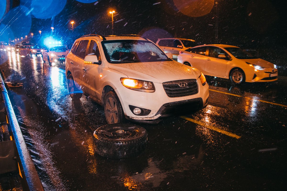Водитель Hyundai чудом избежал столкновения с Toyota Водитель Hyundai чудом избежал столкновения с Toyota