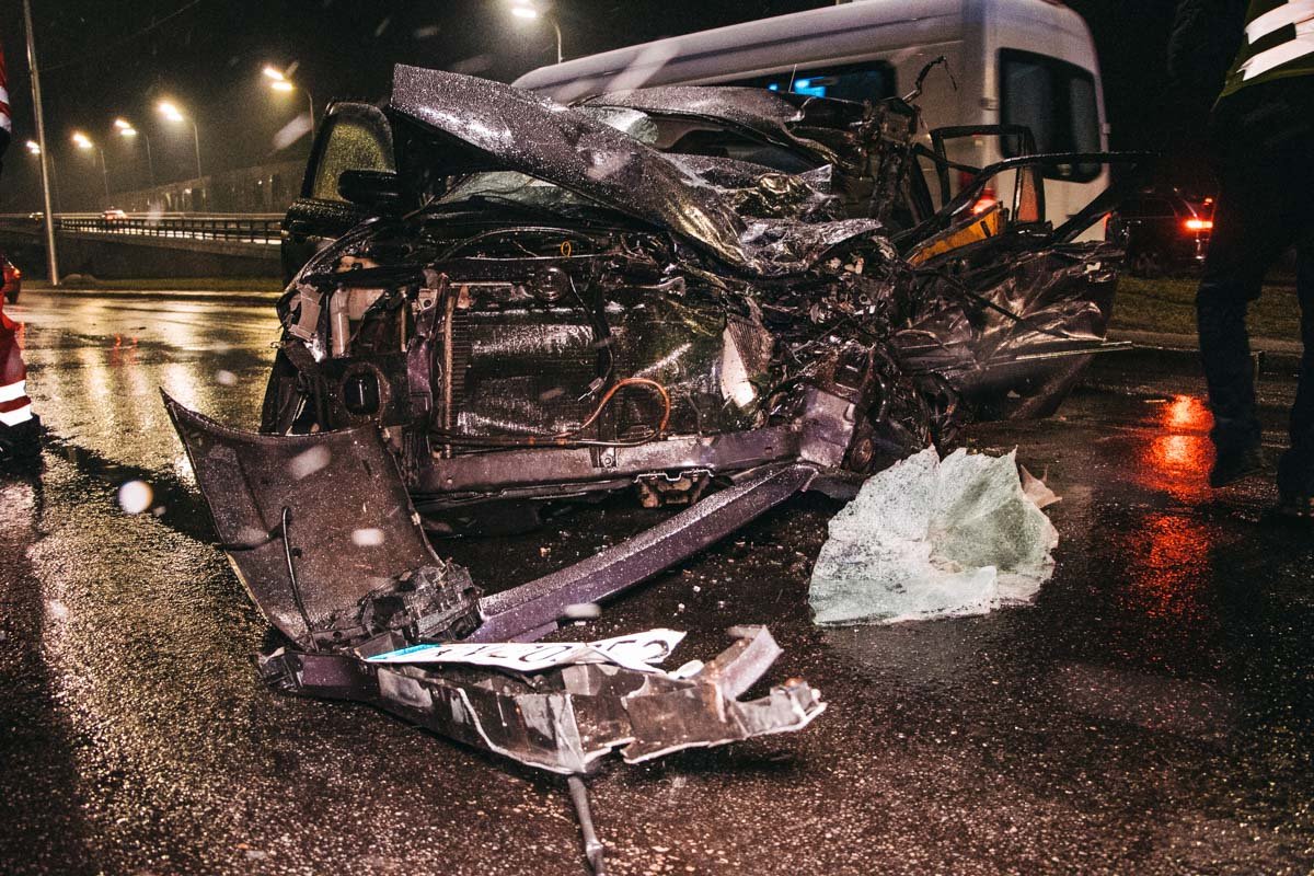 В субботу, 28 декабря, в Киеве на Надднепрянском шоссе произошла смертельная авария