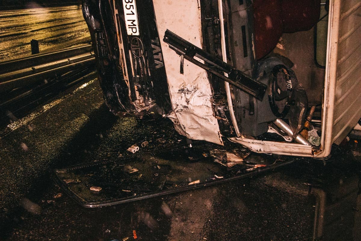 Фура TATA снесла отбойник, вылетела на встречную полосу и перевернулась на Mazda