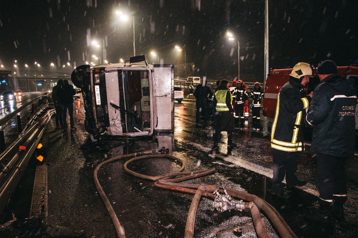 Мужчину, который был за рулем грузового авто, госпитализировали