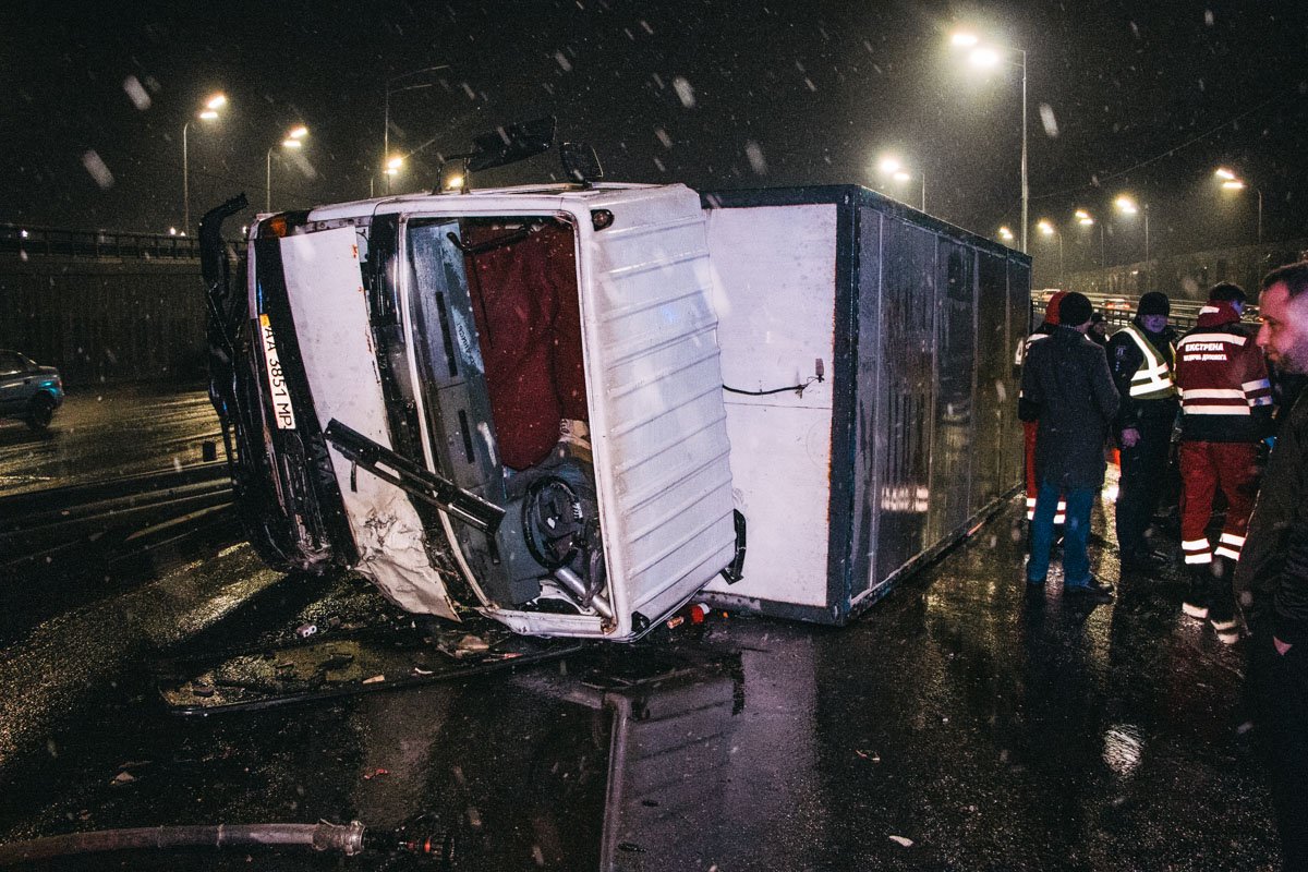 По словам очевидца, TATA ехала по шоссе в сторону центра и водитель решил объехать помеху справа
