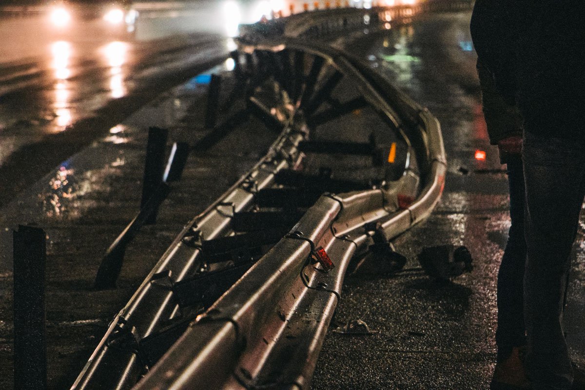 Его стало сносить с дороги, фура сбила отбойник и перевернулась на бок прямо на Mazda