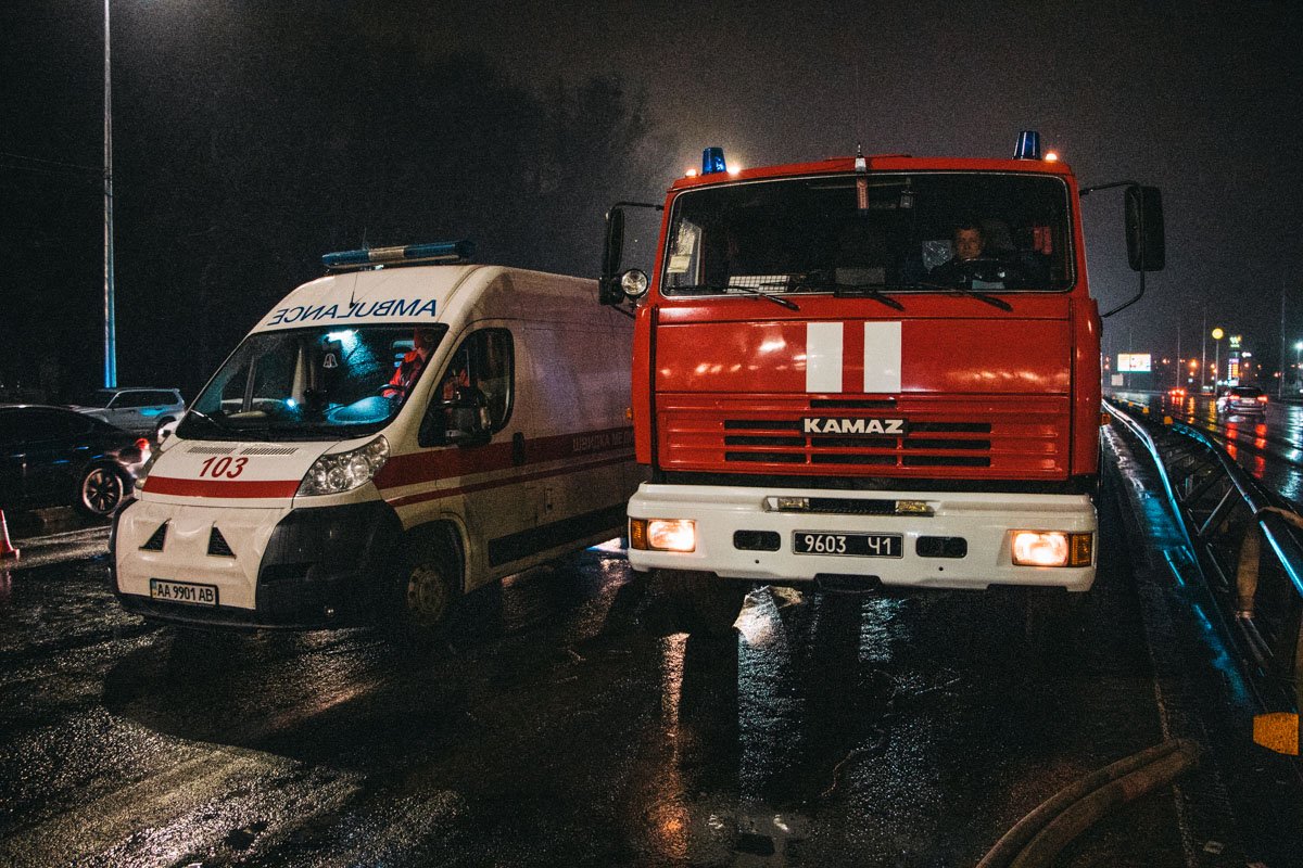 Спасатели деблокировали тело погибшего из салона, медики констатировали смерть