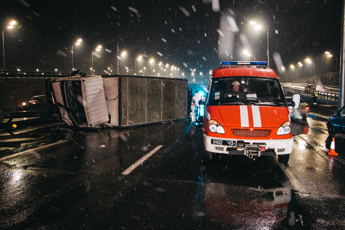 Две полосы движения перекрыли, поэтому на Надднепрянском шоссе в сторону Южного моста образовалась серьезная пробка
