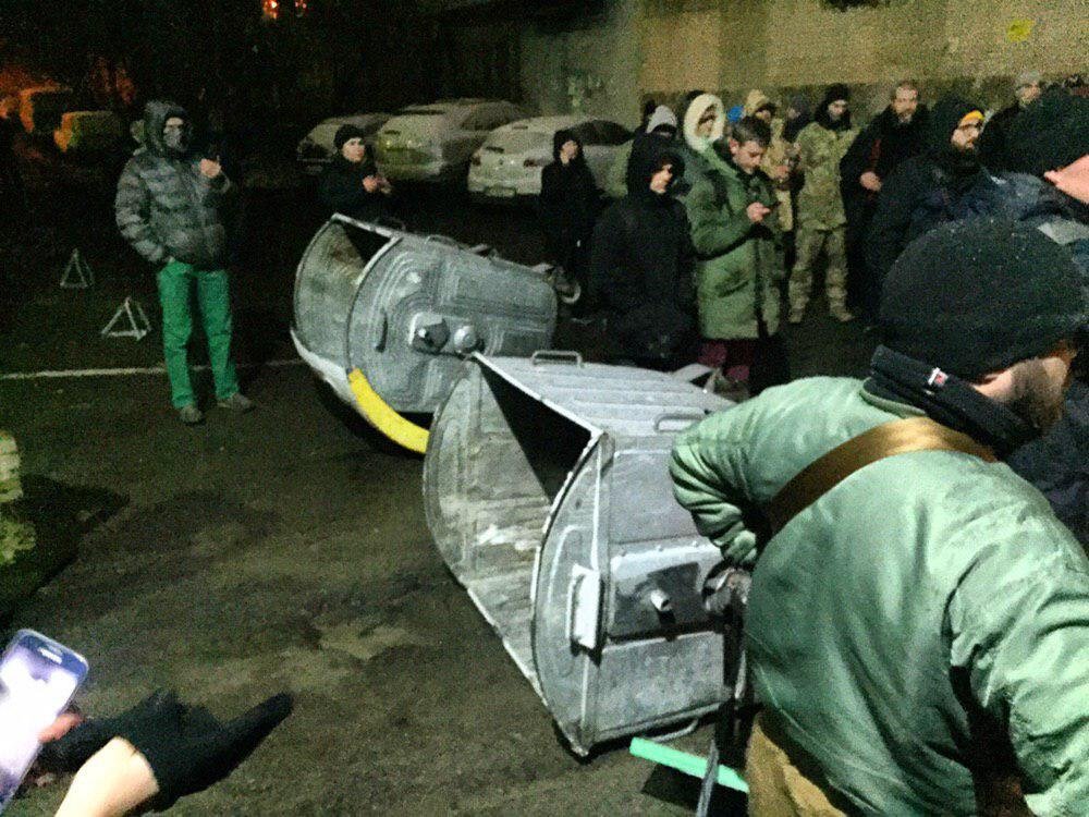 Охраняют порядок спецназовцы, а участники протестов соорудили на дороге возле СИЗО баррикаду из лавочки и двух мусорных баков Охраняют порядок спецназовцы, а участники протестов соорудили на дороге возле СИЗО баррикаду из лавочки и двух мусорных баков