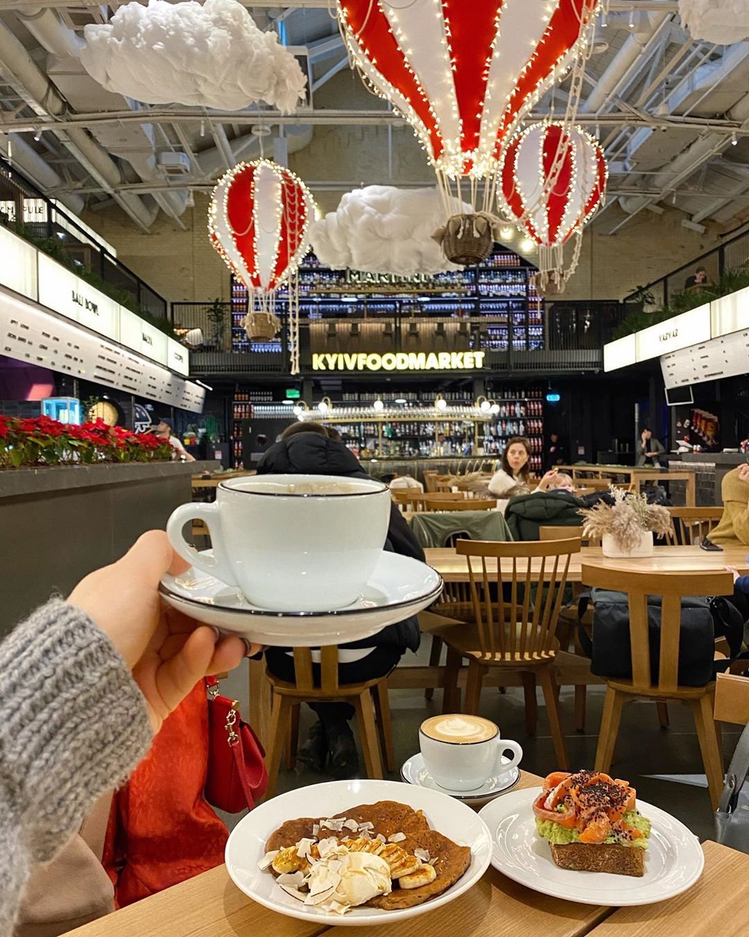 Kyiv Food Market, как и большинство других заведений столицы украсились новогодними декорациями. Фото - @thegorod