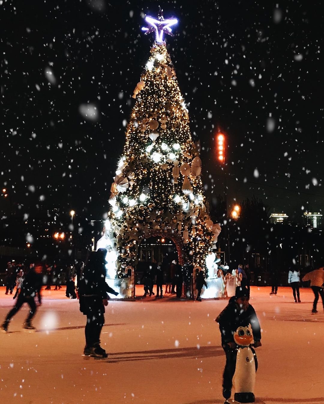 Снег, яркая иллюминация и нарядная елка - на этом фото @yuliabevzenko прекрасно все
